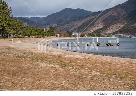 琵琶湖岸風景　滋賀県長浜市マキノ町 137982258