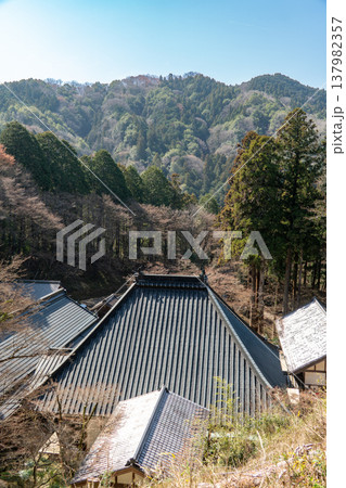 山の斜面から見た香積寺の瓦屋根と山間の景観 山の斜面から見た香積寺の瓦屋根と山間の景観 137982357