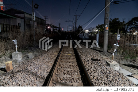 線路,鉄道,日本の夜景,鉄道インフラ,夜の風景,レール,電柱,無人,都市風景,交通 線路,鉄道,日本の夜景,鉄道インフラ,夜の風景,レール,電柱,無人,都市風景,交通 137982373