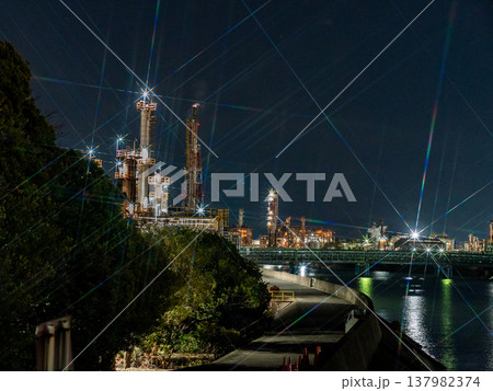 工場夜景,プラント,工業地帯,日本の夜景,夜間工場,産業インフラ,ライトアップ,化学工場,夜景 137982374