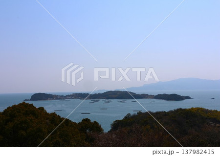 青空の瀬戸内海に浮かぶ、大多府島 137982415