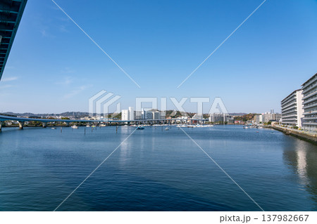 【神奈川県】快晴の平潟湾沿いの街並み（令和8年3月） 137982667