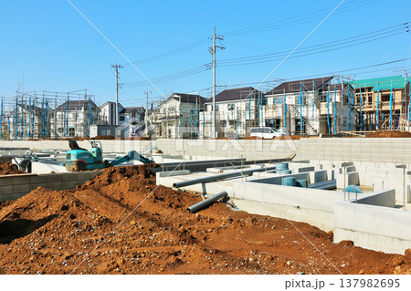 青空と建設中の街並み 137982695