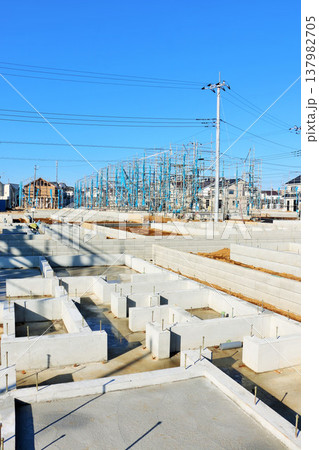 青空と建設中の街並み 137982705