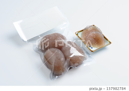 日本の伝統食品こんにゃく パック入り商品モックアップ 日本の伝統食品こんにゃく パック入り商品モックアップ 137982784