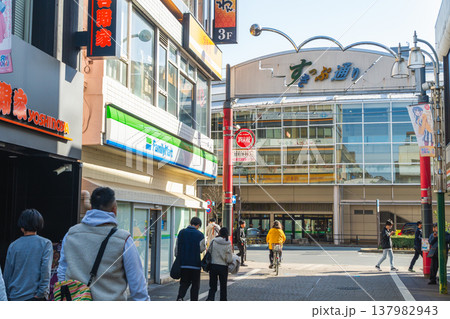 東京都　武蔵境駅北口　すきっぷ通りから駅方向 137982943