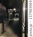 荒廃した通路 137983069