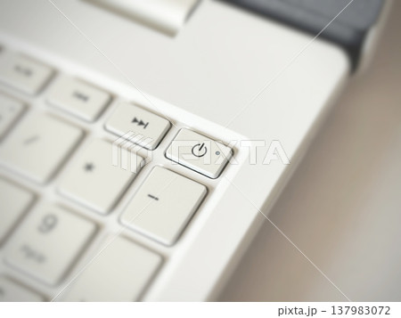 ノートPCのキーボードにある電源キー 137983072
