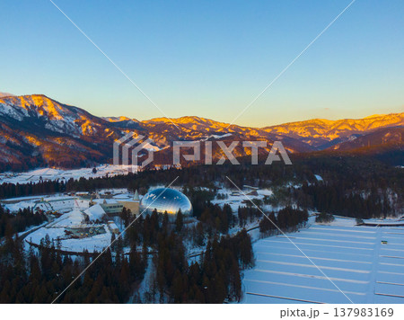 夕陽に染まる雪山と福井県立恐竜博物館 ドローンによる冬の空撮 夕陽に染まる雪山と福井県立恐竜博物館 ドローンによる冬の空撮 137983169