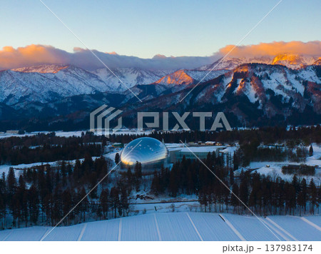 夕陽に染まる雪山と福井県立恐竜博物館 ドローンによる冬の空撮 夕陽に染まる雪山と福井県立恐竜博物館 ドローンによる冬の空撮 137983174