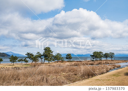 琵琶湖にそそぐ知内川　滋賀県長浜市マキノ町 137983370