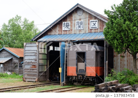 津軽鉄道五所川原機関区の車庫 137983458