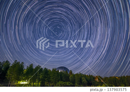 福井県立恐竜博物館と夜空を彩る星の軌跡 比較明合成による星景 福井県立恐竜博物館と夜空を彩る星の軌跡 比較明合成による星景 137983575
