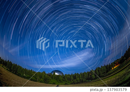 福井県立恐竜博物館と夜空を彩る星の軌跡 比較明合成による星景 137983579
