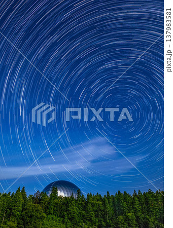 福井県立恐竜博物館と夜空を彩る星の軌跡 比較明合成による星景 137983581
