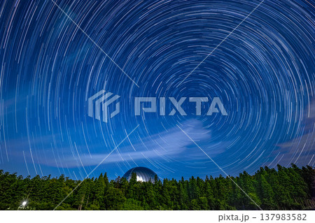 福井県立恐竜博物館と夜空を彩る星の軌跡 比較明合成による星景 137983582