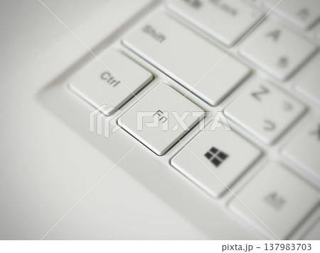 キーボードのFnキー 137983703