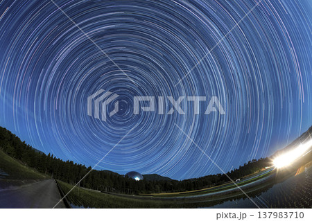 福井県立恐竜博物館と夜空を彩る星の軌跡 比較明合成による星景 福井県立恐竜博物館と夜空を彩る星の軌跡 比較明合成による星景 137983710