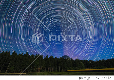 福井県立恐竜博物館と夜空を彩る星の軌跡 比較明合成による星景 福井県立恐竜博物館と夜空を彩る星の軌跡 比較明合成による星景 137983712