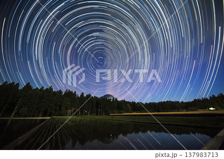 福井県立恐竜博物館と夜空を彩る星の軌跡 比較明合成による星景 137983713