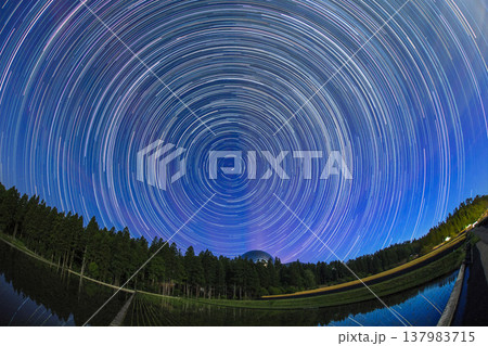 福井県立恐竜博物館と夜空を彩る星の軌跡 比較明合成による星景 福井県立恐竜博物館と夜空を彩る星の軌跡 比較明合成による星景 137983715