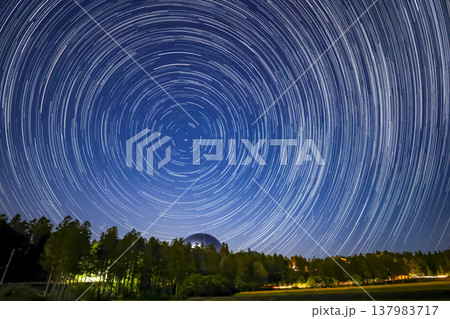 福井県立恐竜博物館と夜空を彩る星の軌跡 比較明合成による星景 福井県立恐竜博物館と夜空を彩る星の軌跡 比較明合成による星景 137983717