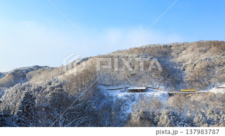 雪深いおろちループを辿って標高差を克服する木次線の気動車 雪深いおろちループを辿って標高差を克服する木次線の気動車 137983787