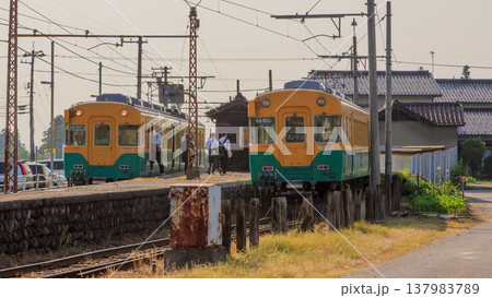 夕日を浴びて地元の生活を支える富山地方鉄道の愛称「かぼちゃ電車」 137983789