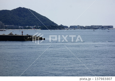 葉山マリーナ付近の海岸風景防波堤からの 137983807