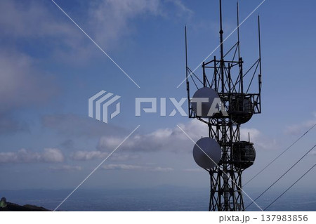 山頂のアンテナ 137983856