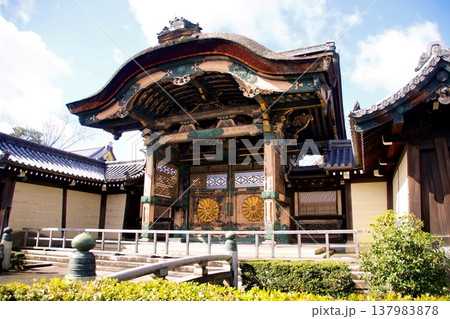 京都府　東本願寺・菊の門／勅使門（国登録有形文化財） 京都市 下京区 常葉町　2022年2月 137983878