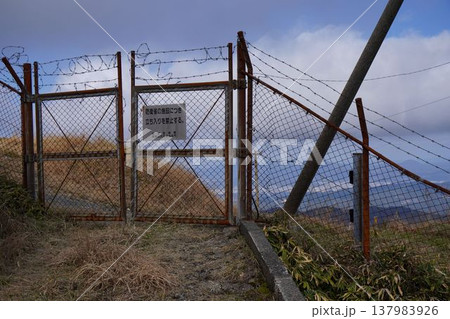 軍事基地のフェンス 軍事基地のフェンス 137983926