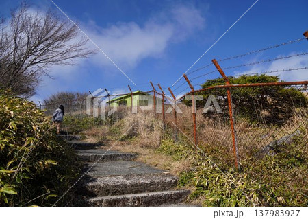 軍事基地のフェンス 軍事基地のフェンス 137983927