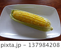 白い角皿に盛られたゆでたトウモロコシ 137984208