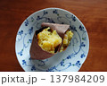 小皿に盛られた焼き芋 137984209