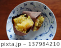 小皿に盛られた焼き芋アップ 137984210