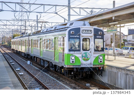 豊橋鉄道、三河田原駅に停車中の1800系電車(しでこぶし号) 豊橋鉄道、三河田原駅に停車中の1800系電車(しでこぶし号) 137984345