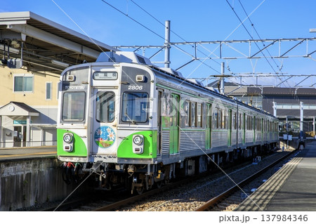 豊橋鉄道、三河田原駅に停車中の1800系電車（しでこぶし号） 137984346