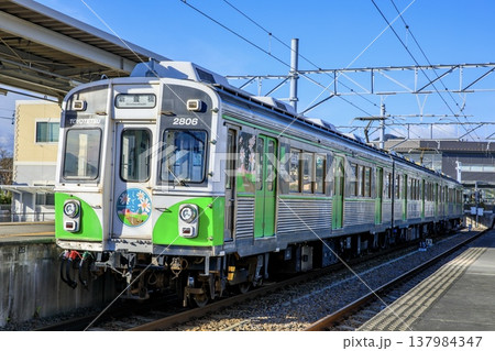 豊橋鉄道、三河田原駅に停車中の1800系電車(しでこぶし号) 豊橋鉄道、三河田原駅に停車中の1800系電車(しでこぶし号) 137984347
