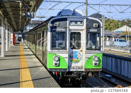 豊橋鉄道、三河田原駅に停車中の1800系電車(しでこぶし号) 豊橋鉄道、三河田原駅に停車中の1800系電車(しでこぶし号) 137984348