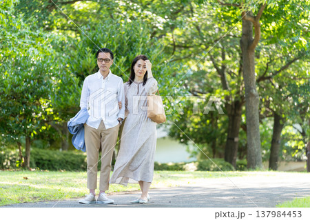 散歩をするシニア夫婦 散歩をするシニア夫婦 137984453