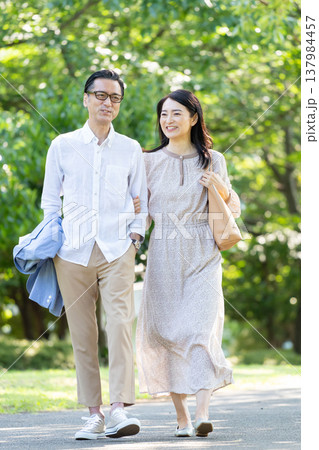 散歩をするシニア夫婦 137984457