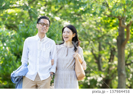 散歩をするシニア夫婦 137984458
