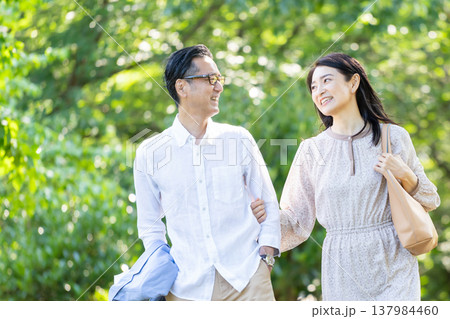 散歩をするシニア夫婦 散歩をするシニア夫婦 137984460