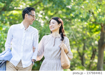 散歩をするシニア夫婦 散歩をするシニア夫婦 137984461