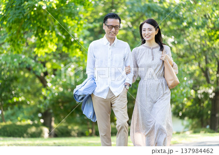 散歩をするシニア夫婦 137984462