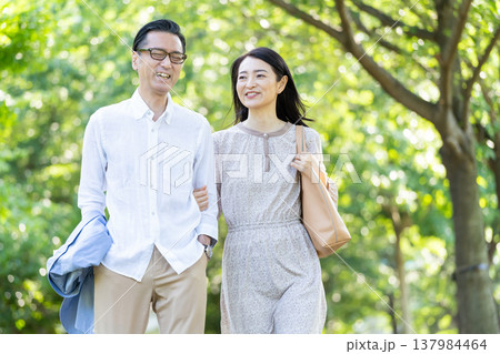 散歩をするシニア夫婦 137984464