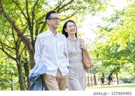 散歩をするシニア夫婦 散歩をするシニア夫婦 137984465