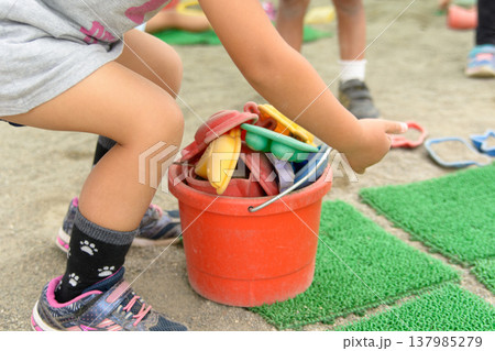 遊具をバケツにまとめる子ども 保育園での生活風景 137985279