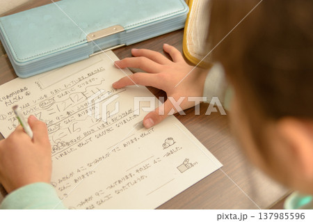計算問題に取り組む子ども 学習プリントの勉強風景 計算問題に取り組む子ども 学習プリントの勉強風景 137985596